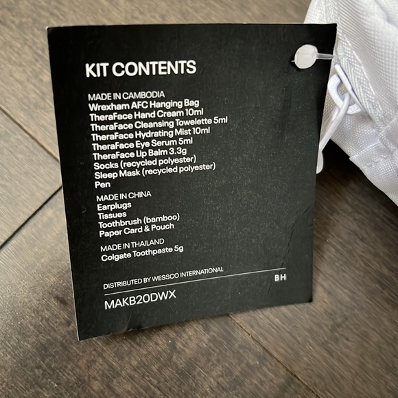 United Airlines Limited Edition Wrexham Amenity Kit - Picture 2 of 2